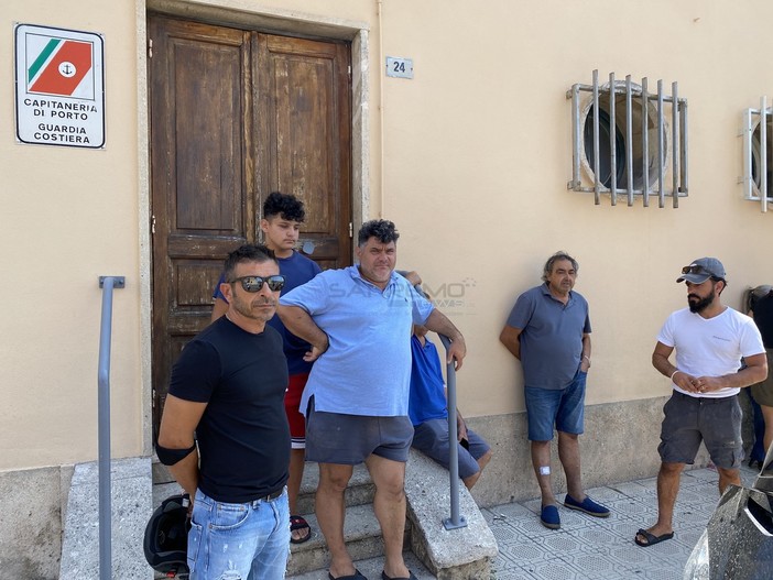 Il presidio dei pescatori davanti alla Capitaneria di Sanremo Il presidio dei pescatori davanti alla Capitaneria di Sanremo