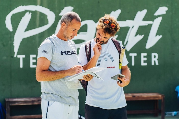 In virtù della partnership fra Piatti Tennis Center e HEAD, l'intero staff del centro vestirà l'abbigliamento e utilizzerà le racchette del brand austriaco In virtù della partnership fra Piatti Tennis Center e HEAD, l'intero staff del centro vestirà l'abbigliamento e utilizzerà le racchette del brand austriaco