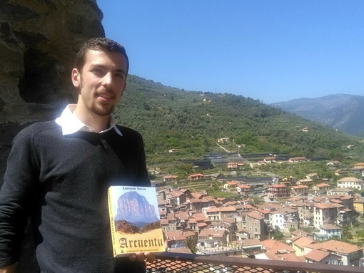 Dolceacqua: soddisfazione da parte del giovane scrittore Lorenzo Vacca per il successo durante la presentazione di ‘Arcuentu’