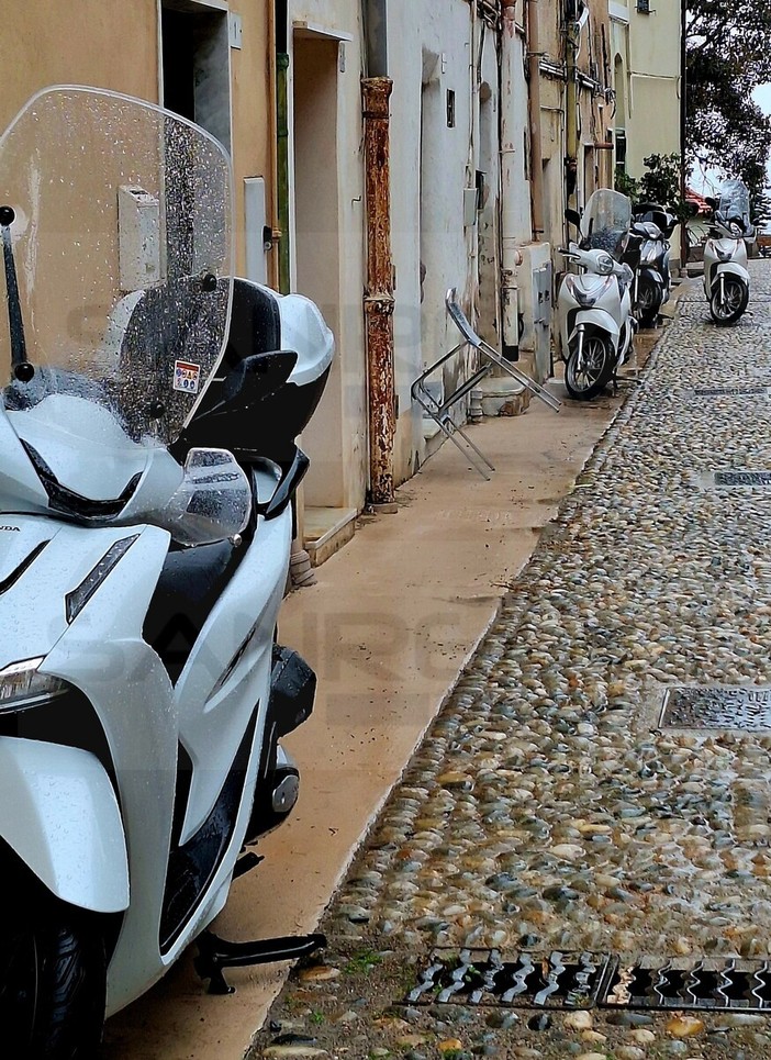 Sanremo, via Tapoletti appena sistemata e già occupata dagli scooter: la nuova pavimentazione nel mirino Sanremo, via Tapoletti appena sistemata e già occupata dagli scooter: la nuova pavimentazione nel mirino