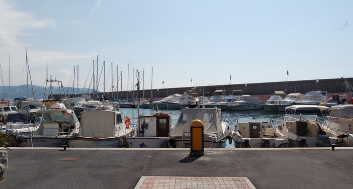 Bordighera: 11 motori 'fuoribordo' rubati in due notti dal porto della città delle palme