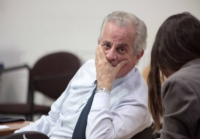 Reggio Calabria: un veloce e semplice 'ciao' tra l'ex Ministro Claudio Scajola e Chiara Rizzo Reggio Calabria: un veloce e semplice 'ciao' tra l'ex Ministro Claudio Scajola e Chiara Rizzo
