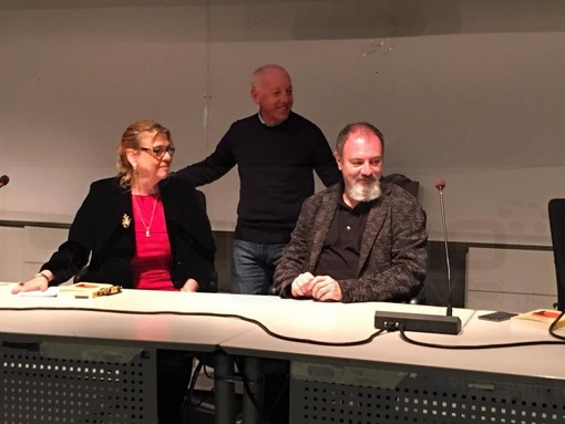 Sanremo: grande successo di pubblico ieri al Palafiori per la presentazione del libro di Carlo Lucarelli (Foto)