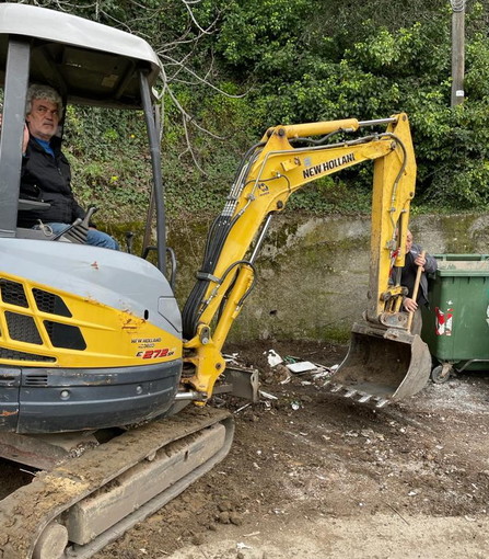 Ventimiglia: volontari all'opera nelle frazioni per ripulire dal degrado le isole ecologiche (Foto) Ventimiglia: volontari all'opera nelle frazioni per ripulire dal degrado le isole ecologiche (Foto)