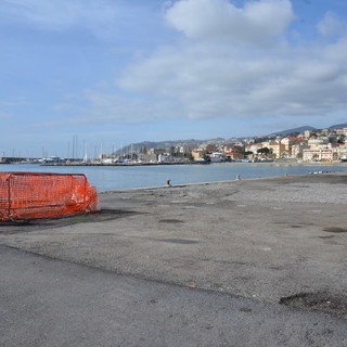 Sanremo: liberato il piazzale di Portosole da ciò che rimaneva del relitto dell'Irbis bruciato nel 2012