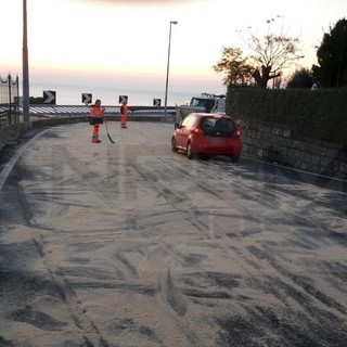 Sanremo: olive cadono da un mezzo e mettono a rischio il transito in via Semeria, intervento di Amaie Energia (Foto) Sanremo: olive cadono da un mezzo e mettono a rischio il transito in via Semeria, intervento di Amaie Energia (Foto)