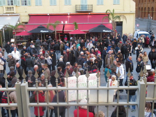 Cedric Herrou da questa mattina in marcia verso Nizza insieme a 100 migranti per chiedere risposte alle autorità