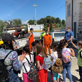 Imperia: i bambini della scuola Primaria di piazza Mameli in visita alla Confraternita della SS. Trinità e al Nucleo di Protezione Civile (foto)