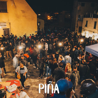 Piazza Santa Brigida si riempie per “Piña” Piazza Santa Brigida si riempie per “Piña”