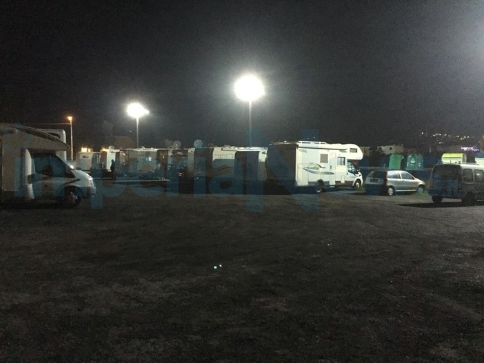 Diano Marina: rimossa la sbarra ed il cartello, parcheggio di fronte al cimitero invaso dai Camper (Foto) Diano Marina: rimossa la sbarra ed il cartello, parcheggio di fronte al cimitero invaso dai Camper (Foto)