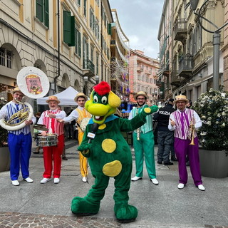 Prezzemolo la mascotte di Gardaland è arrivato a Sanremo per il Festival con la Dixie Band