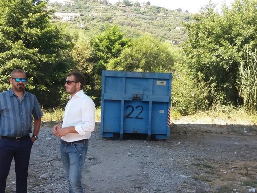 Ventimiglia: questa mattina intervento di mezzi e ruspe per ripulire l'accampamento di fronte alla Chiesa di Sant'Antonio Ventimiglia: questa mattina intervento di mezzi e ruspe per ripulire l'accampamento di fronte alla Chiesa di Sant'Antonio