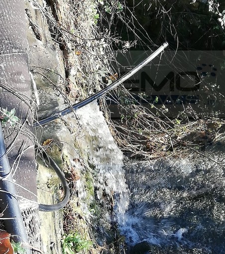 Ventimiglia: perdita d'acqua da una settimana in frazione San Lorenzo, la denuncia dei residenti (Foto)