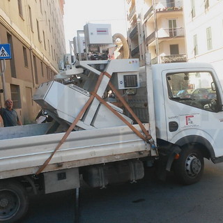 Imperia: le foto della partenza dei pezzi del Molino dallo stabilimento Agnesi di via Schiva Imperia: le foto della partenza dei pezzi del Molino dallo stabilimento Agnesi di via Schiva
