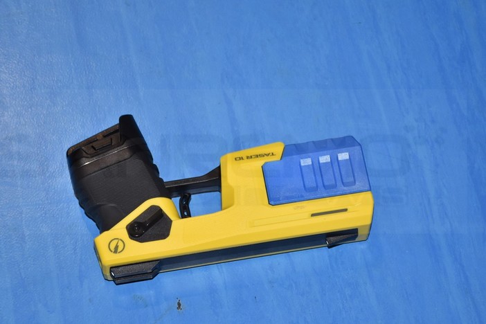 Caso taser a Ventimiglia, la Lega decisa: "Non faremo alcun passo indietro" Caso taser a Ventimiglia, la Lega decisa: "Non faremo alcun passo indietro"