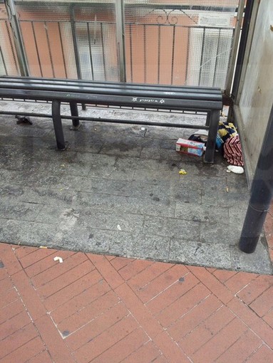 Imperia: pensilina di corso Garibaldi a Porto Maurizio utilizzata come dormitorio e wc da un clochard