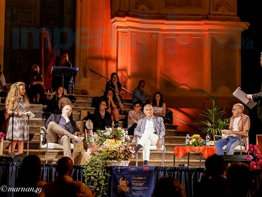 Cervo: ieri sera la presentazione dei 6 finalisti del 'Premio Letterario Strega' in piazza (Foto) Cervo: ieri sera la presentazione dei 6 finalisti del 'Premio Letterario Strega' in piazza (Foto)