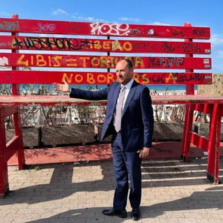 Ventimiglia, vandalizzata la panchina rossa alla foce del Roya. Il sindaco: "La spostiamo e la restauriamo" (Foto)