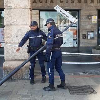 Sanremo: palo segnaletico viene divelto e rischia di cadere, intervento di VVUU e operai del Comune (Foto)