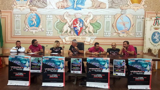 Diano Marina: dal 3 al 6 ottobre torna il WindFestival, oggi la presentazione in Comune (Foto e Video) Diano Marina: dal 3 al 6 ottobre torna il WindFestival, oggi la presentazione in Comune (Foto e Video)