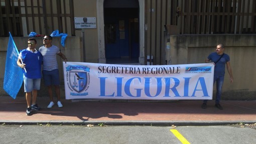 Lo striscione del S.A.P.Pe Liguria davanti al carcere di Imperia