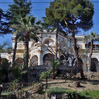 Ospedaletti: eseguita la pulizia del parco di Villa Sultana, l'ex Casinò torna a essere visibile dalla strada (Foto)