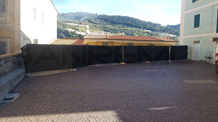 Ventimiglia: contenzioso in atto costringe il Comune a chiudere una porzione del piazzale della Cattedrale nella città alta (Foto) Ventimiglia: contenzioso in atto costringe il Comune a chiudere una porzione del piazzale della Cattedrale nella città alta (Foto)