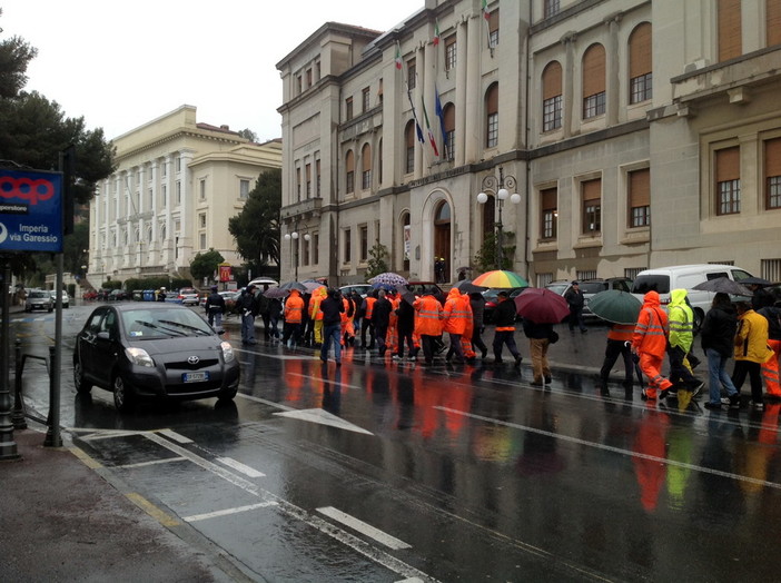 Imperia: terminata manifestazione di protesta dei dipendenti dell'EcoImperia e dell'Aimeri. I sindacati: "Il commissario sia garante"