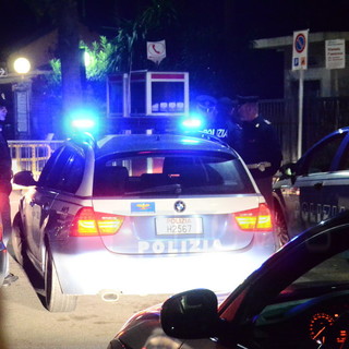 Imperia: chiedevano le elemosine e 'rubavano' la corrente per il cellulare, allontanati due romeni Imperia: chiedevano le elemosine e 'rubavano' la corrente per il cellulare, allontanati due romeni