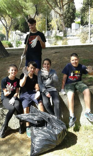 Cervo: educazione civica attiva per i ragazzi della scuola secondaria, con la pulizia ai Giardini del Villaggio dei Fiori (Foto) Cervo: educazione civica attiva per i ragazzi della scuola secondaria, con la pulizia ai Giardini del Villaggio dei Fiori (Foto)