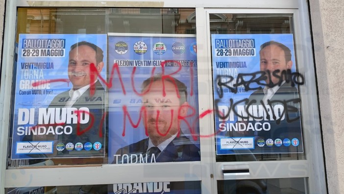 Ventimiglia: identificato e denunciato l'autore dell'imbrattamento al point del candidato Flavio Di Muro Ventimiglia: identificato e denunciato l'autore dell'imbrattamento al point del candidato Flavio Di Muro