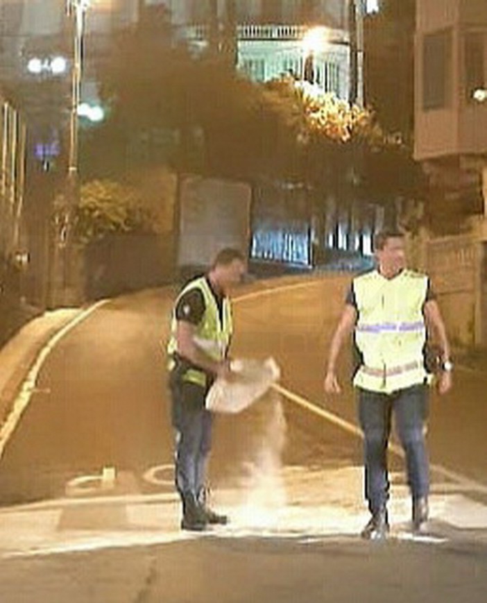 Sanremo: mezzo perde olio in fondo a via Duca degli Abruzzi, scooterista scivola e finisce in ospedale (Foto) Sanremo: mezzo perde olio in fondo a via Duca degli Abruzzi, scooterista scivola e finisce in ospedale (Foto)