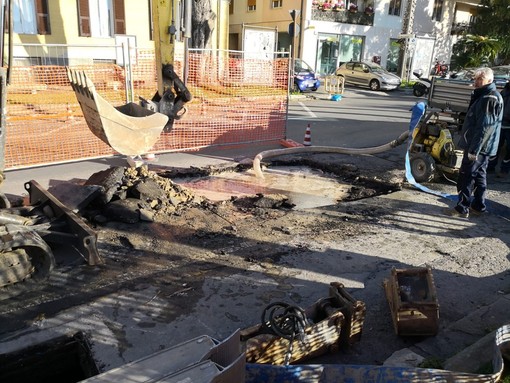 Imperia: perdita nell'acquedotto Roja in spianata Borgo Peri, tecnici dell'Amat al lavoro (Foto) Imperia: perdita nell'acquedotto Roja in spianata Borgo Peri, tecnici dell'Amat al lavoro (Foto)