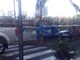 Sanremo: clochard fa sempre pipì sui cassonetti, situazione al limite della sopportazione in via Nino Bixio