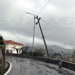 Maltempo a Sanremo: si piega un palo della luce e viene chiusa via Duca d’Aosta, strada di collegamento con Poggio (Foto) Maltempo a Sanremo: si piega un palo della luce e viene chiusa via Duca d’Aosta, strada di collegamento con Poggio (Foto)
