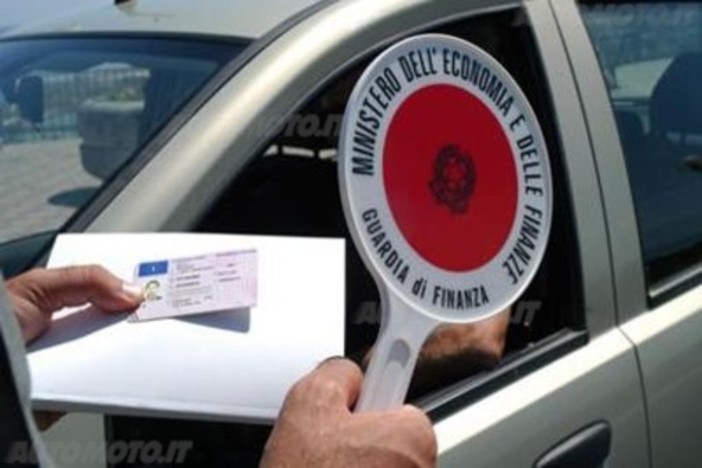 Viaggiava sull'autostrada dei fiori a velocità folli: camionista bulgaro denunciato dalla Stradale di Imperia