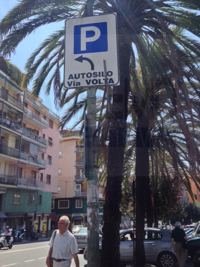 Sanremo: palo della segnaletica verticale a rischio crollo in via Martiri, urgente un intervento Sanremo: palo della segnaletica verticale a rischio crollo in via Martiri, urgente un intervento