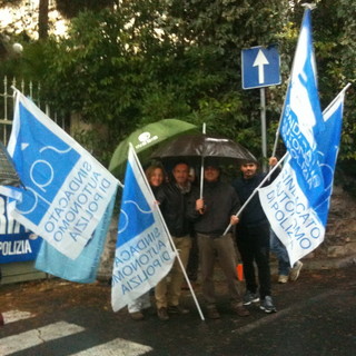 Oggi manifestazione e volantinaggio dei sindacati di polizia di fronte alla Prefettura di Imperia Oggi manifestazione e volantinaggio dei sindacati di polizia di fronte alla Prefettura di Imperia