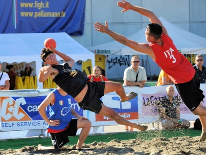 Nella foto la formazione di Beach Handball della Pallamano Ventimiglia