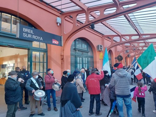 Festa a Breil sur Roya per il treno che torna ad unire Cuneo e Ventimiglia: il discorso del Sindaco Scullino in stazione Festa a Breil sur Roya per il treno che torna ad unire Cuneo e Ventimiglia: il discorso del Sindaco Scullino in stazione