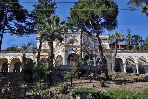 Ospedaletti: eseguita la pulizia del parco di Villa Sultana, l'ex Casinò torna a essere visibile dalla strada (Foto)