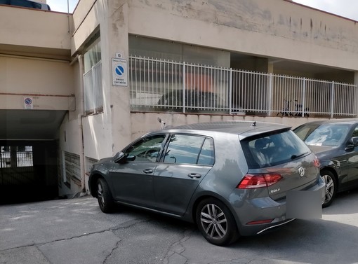 Sanremo: parcheggio particolarmente creativo in via Barabino, la segnalazione con foto di un lettore