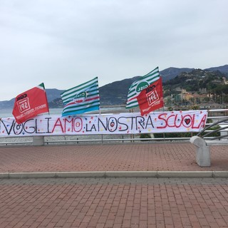 Anche a Ventimiglia si fa sentire la voce dell'Istituto Sant'Anna di Vallecrosia: no alla chiusura Anche a Ventimiglia si fa sentire la voce dell'Istituto Sant'Anna di Vallecrosia: no alla chiusura