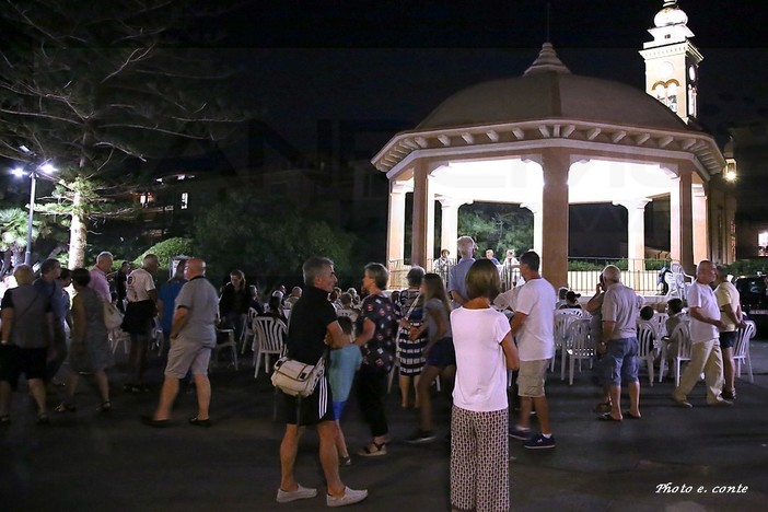 Bordighera: ieri sera al Chiosco della Musica la presentazione del libro 'Racconti di Bordighera 2: Storie - Ricordi – Vite' (Foto)