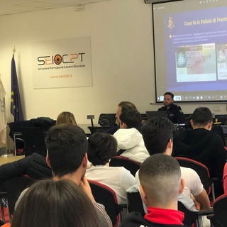 Ventimiglia: la Polizia di Frontiera alla scuola secondaria di primo grado a Roverino (Foto) Ventimiglia: la Polizia di Frontiera alla scuola secondaria di primo grado a Roverino (Foto)