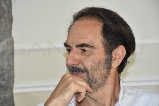 Sanremo: Neri Marcorè si presenta al Royal come 'cameriere', simpatico siparietto in attesa di stasera (Foto e Video) Sanremo: Neri Marcorè si presenta al Royal come 'cameriere', simpatico siparietto in attesa di stasera (Foto e Video)