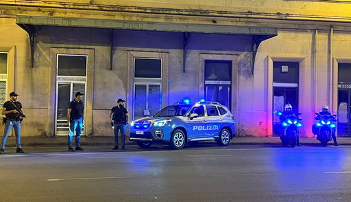 Sanremo: continua l’operazione 'Alto Impatto', cinquecento persone identificate in tre giorni, controlli a tre bar (Foto) Sanremo: continua l’operazione 'Alto Impatto', cinquecento persone identificate in tre giorni, controlli a tre bar (Foto)