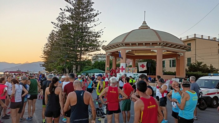 Sport, divertimento e solidarietà: a Bordighera torna la 'Podistica in notturna' (Foto) Sport, divertimento e solidarietà: a Bordighera torna la 'Podistica in notturna' (Foto)