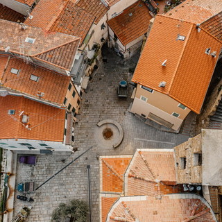 Vallebona celebra i quattro elementi con la mostra immersiva di Carlo Invernici tra arte, identità e territorio