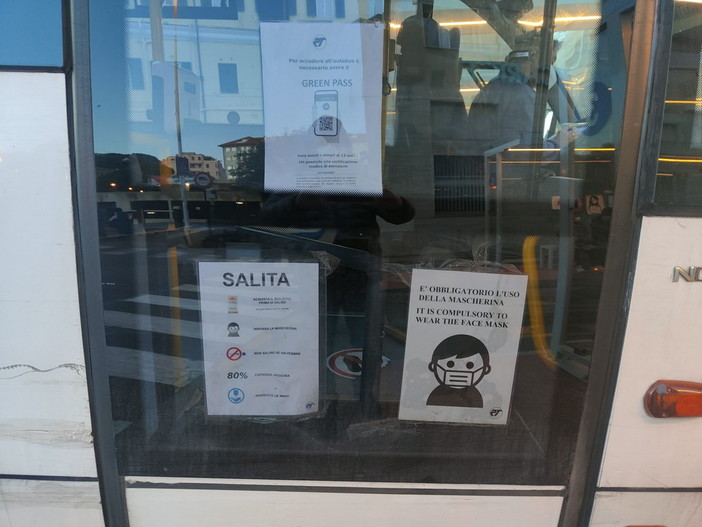 Assenza di controlli anti covid sui bus, la denuncia di una professoressa: “Grande esperimento di contagio collettivo” Assenza di controlli anti covid sui bus, la denuncia di una professoressa: “Grande esperimento di contagio collettivo”